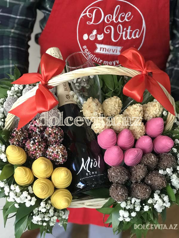  Choco strawberry in basket with roses and champain M