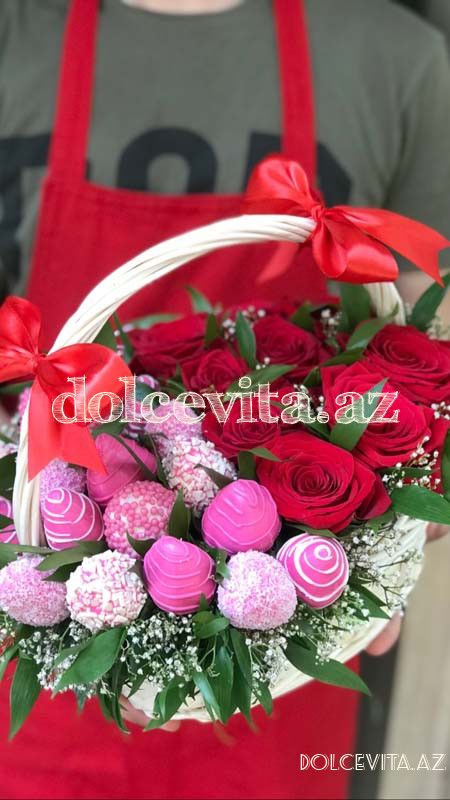  Choco strawberry in basket with roses S